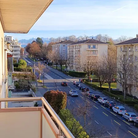 Contemporary One-bedroom Lausanne 아파트